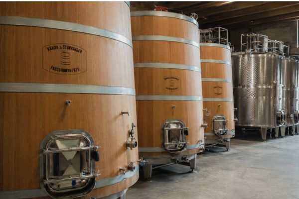 Wooden barrels versus stainless steel tanks